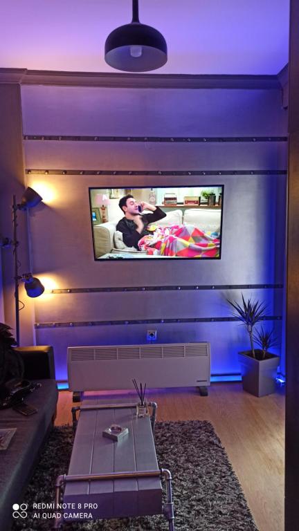 Televízia a/alebo spoločenská miestnosť v ubytovaní Ano Poli Thessaloniki