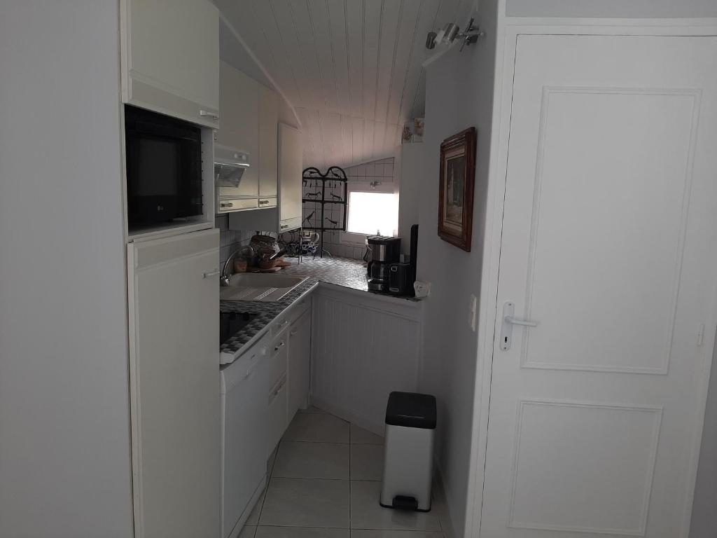 Kuchyň nebo kuchyňský kout v ubytování maison en pierre dans un écrin de verdure