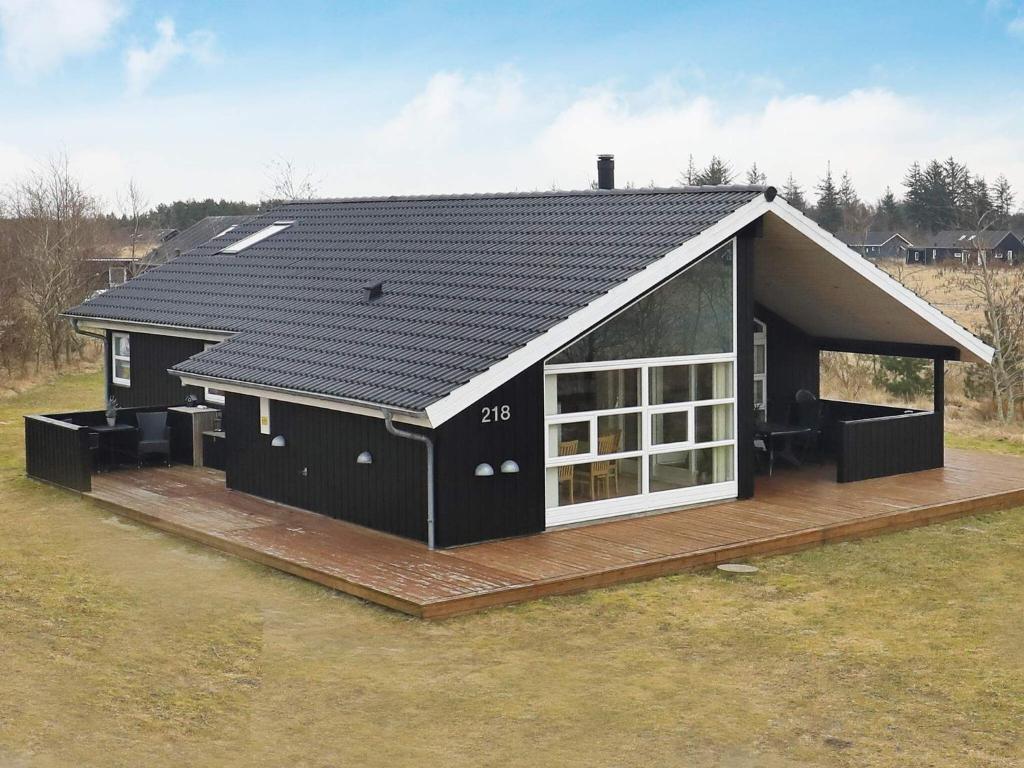Brovstにある10 person holiday home in Brovstの黒屋根の家