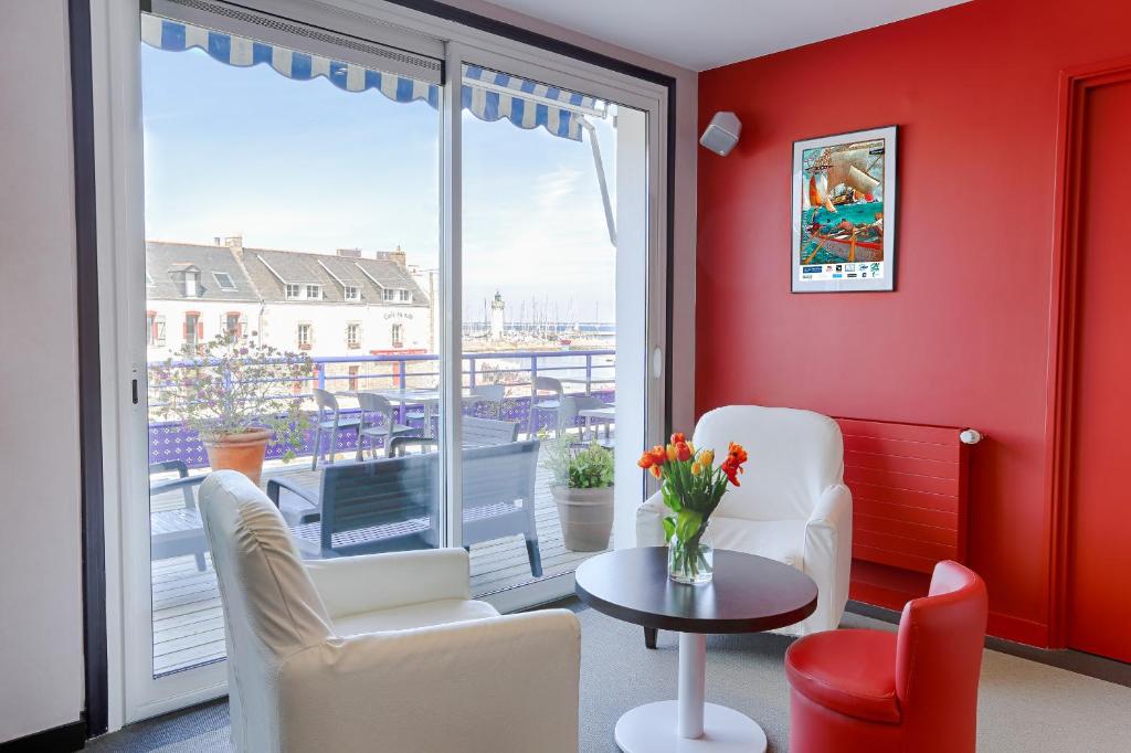 Posezení v ubytování Hôtel Port Haliguen