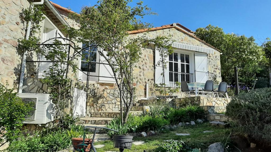 Zahrada ubytování maison en pierre dans un écrin de verdure