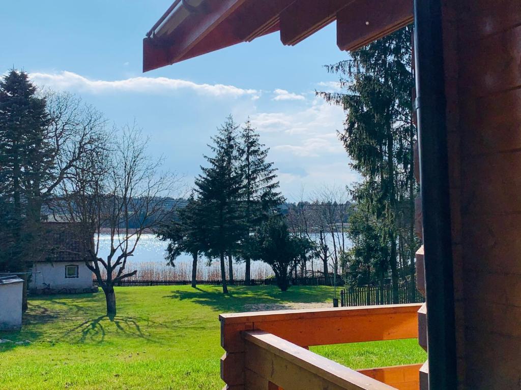 Domki nad jeziorem w Burdągu