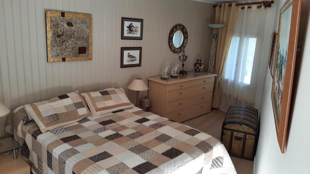 Postel nebo postele na pokoji v ubytování maison en pierre dans un écrin de verdure