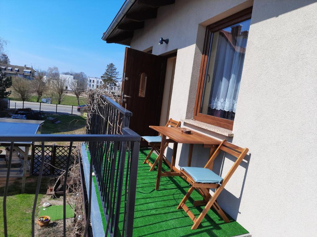 een balkon met een tafel en stoelen op een huis bij Apartament Wakacyjny in Rewal