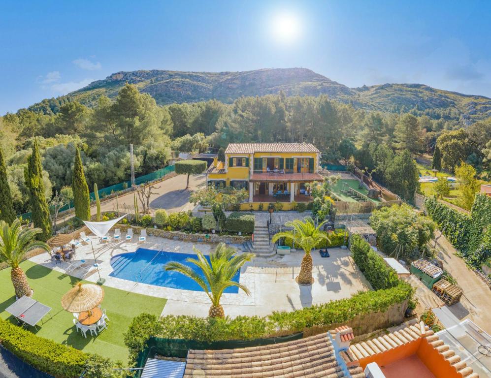 una vista aérea de una villa con piscina en Villa Can Prim, en Alcudia
