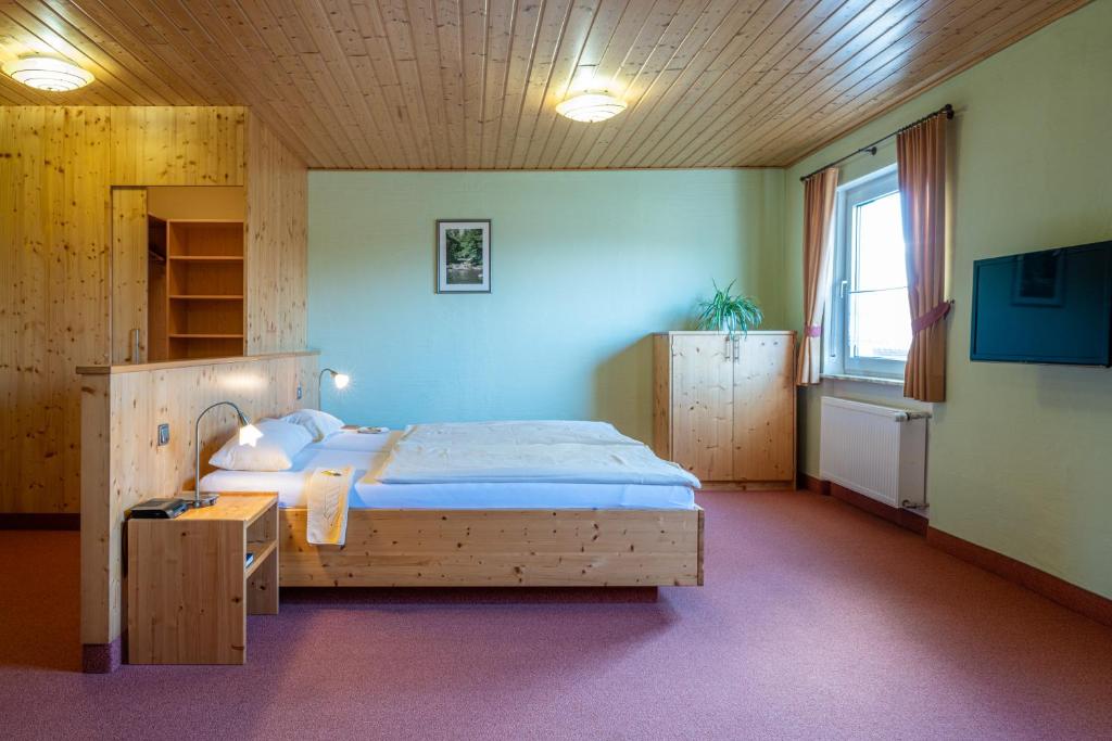 Postel nebo postele na pokoji v ubytování Gasthof Weißer Schwan