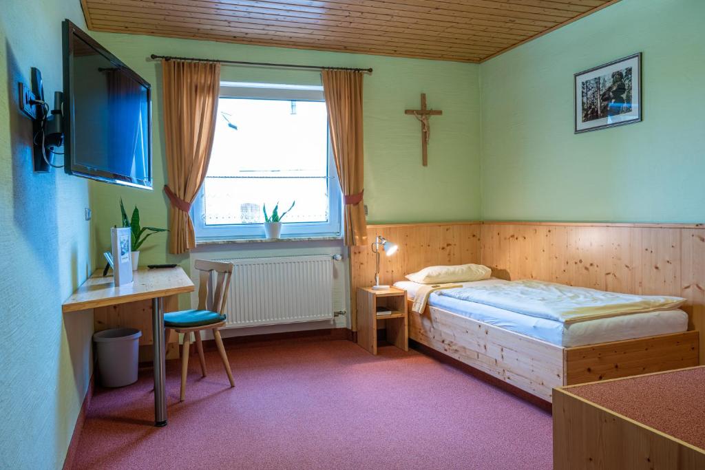 Postel nebo postele na pokoji v ubytování Gasthof Weißer Schwan