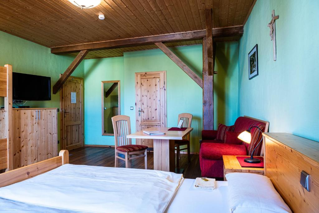Postel nebo postele na pokoji v ubytování Gasthof Weißer Schwan