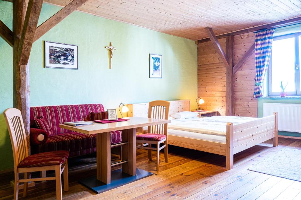Postel nebo postele na pokoji v ubytování Gasthof Weißer Schwan