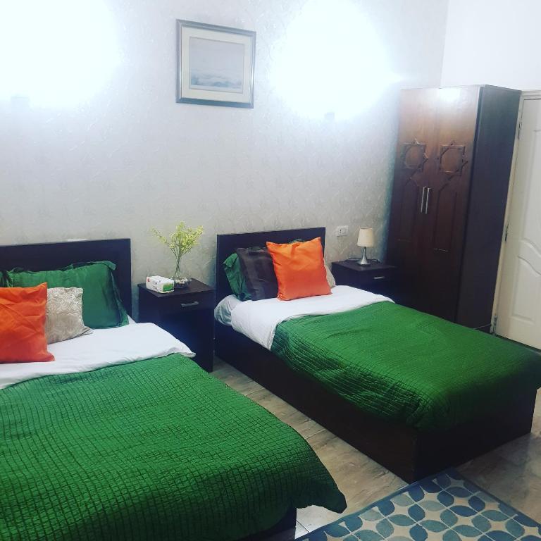Postel nebo postele na pokoji v ubytování Downtown Inn