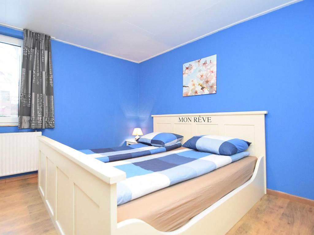 1 dormitorio azul con 1 cama con paredes azules en Wohnung im Twistetal Oberwaroldern, en Oberwaroldern