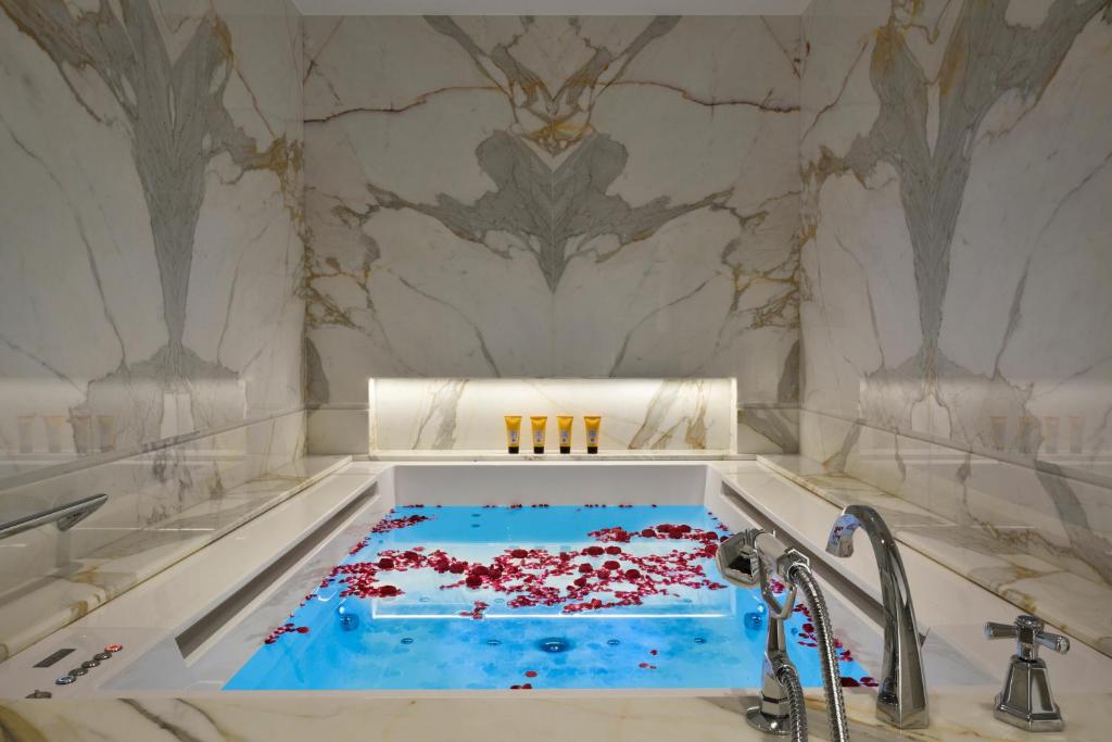 Bazén v ubytování Hotel Splendide Royal - The Leading Hotels of the World nebo v jeho okolí