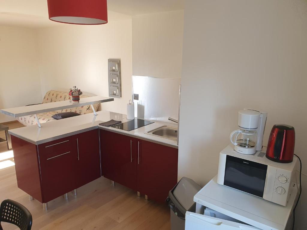 Кухня или мини-кухня в Appartement en plein centre de Deauville 2éme
