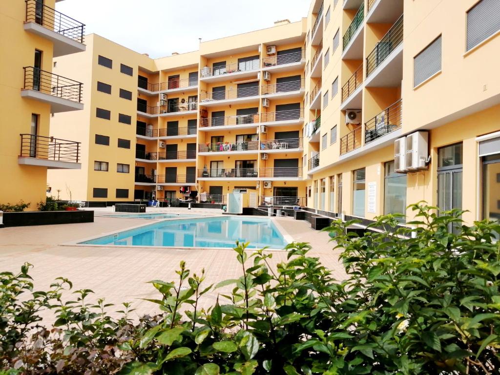 an image of an apartment complex with a swimming pool at Mar & Serra ARMACAO DE PERA in Armação de Pêra
