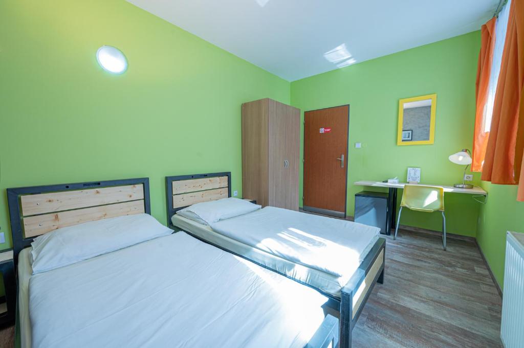 Postel nebo postele na pokoji v ubytování Inter hostel Liberec
