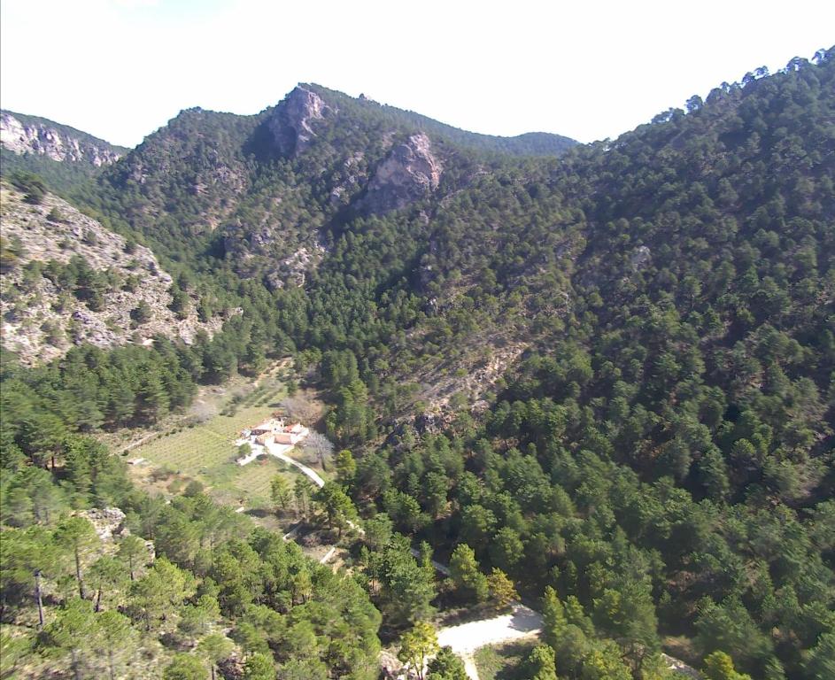 an aerial view of a mountain with a house in the middle at Río Mundo Alojamiento Rural in Riópar