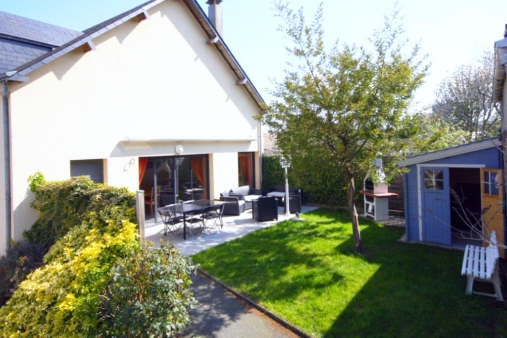 a backyard of a house with a yard with green grass at L'annexe in Fécamp