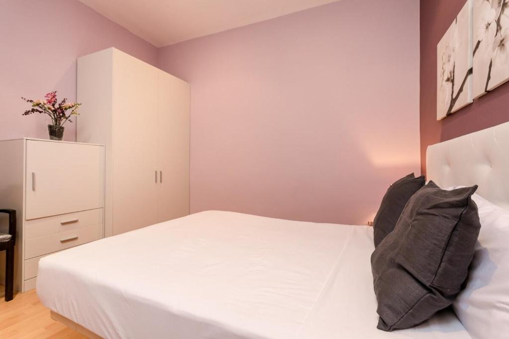 Posteľ alebo postele v izbe v ubytovaní Fantastic 2 Bedroom 5 minutes by car from Plaza Catalunya