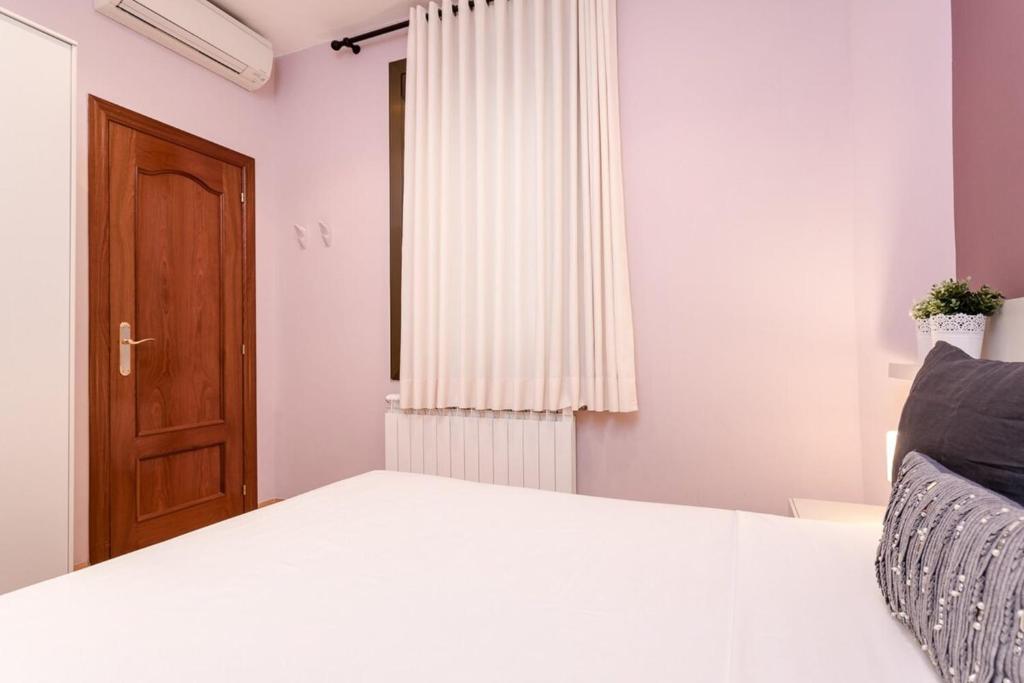 Posteľ alebo postele v izbe v ubytovaní Fantastic 2 Bedroom 5 minutes by car from Plaza Catalunya