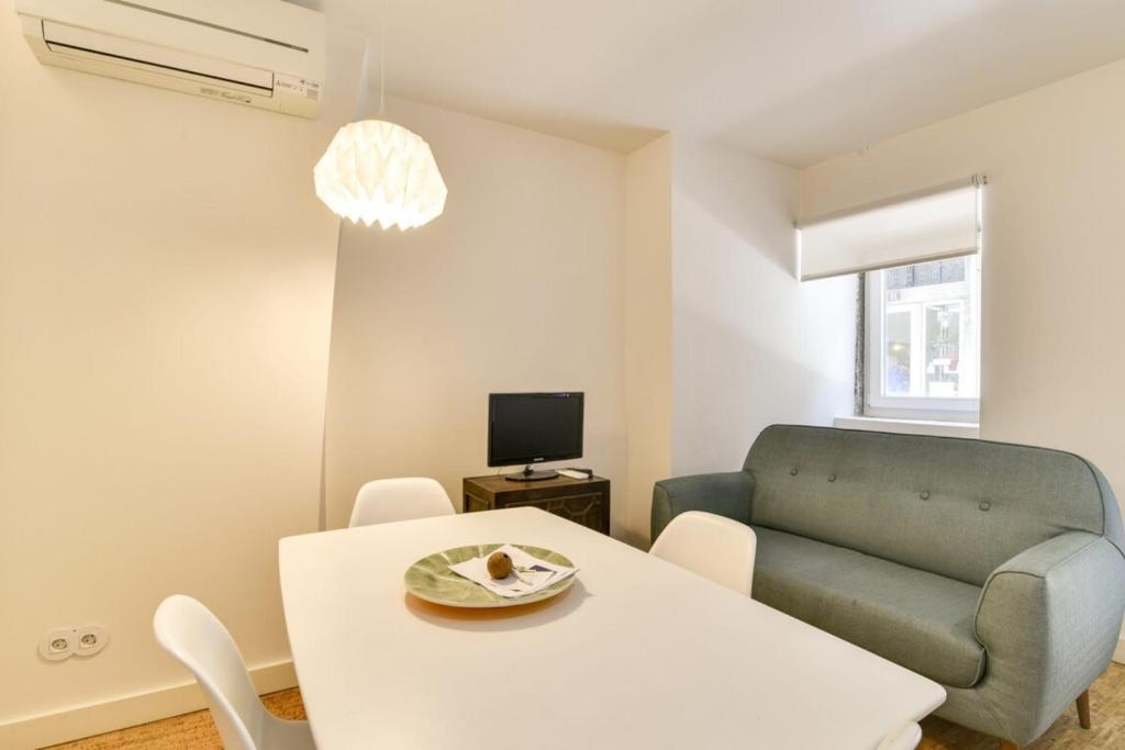 リスボンにあるNew apartment with easy access in traditional areaのリビングルーム(白いテーブル、ソファ付)