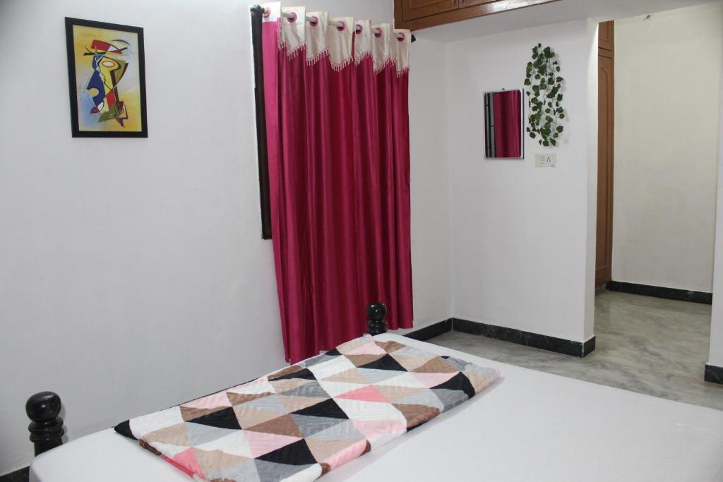 Postel nebo postele na pokoji v ubytování FriendlyStay at Madanandapuram