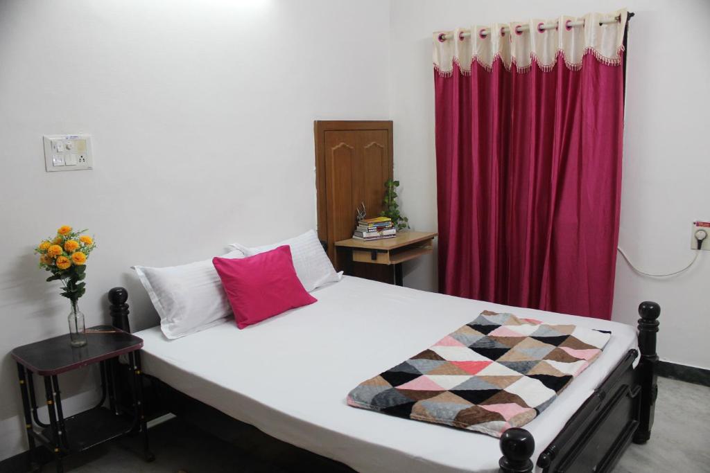 Postel nebo postele na pokoji v ubytování FriendlyStay at Madanandapuram