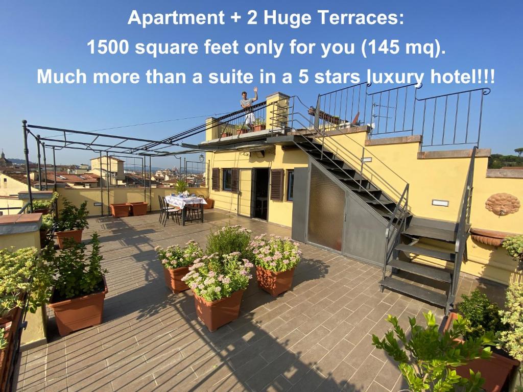 - un balcon avec des plantes en pot dans un bâtiment dans l'établissement Terrace with a View, à Florence
