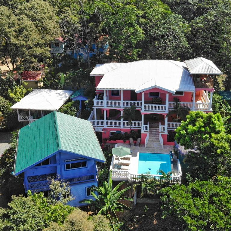 Bazén v ubytování Seaside Inn Roatan nebo v jeho okolí