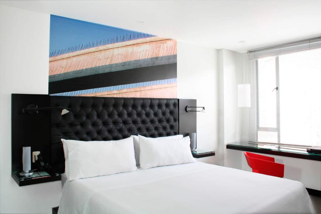 Postel nebo postele na pokoji v ubytování Hotel 104 Art Suites