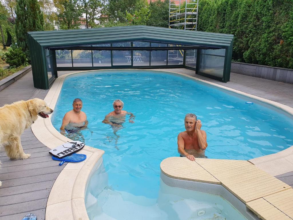 Bazén v ubytování Les jardins d'armance nebo v jeho okolí