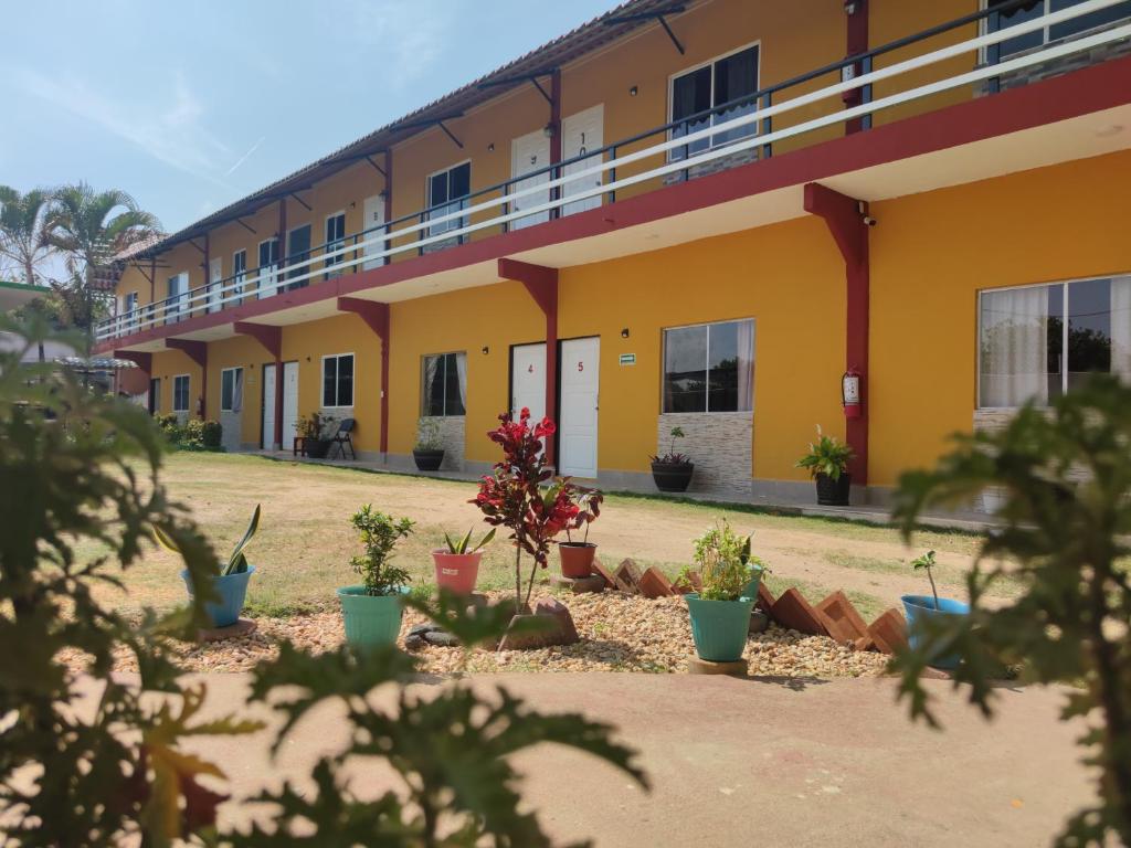 un bâtiment avec des plantes devant lui dans l'établissement Hospedaje Barrancas, à Cosoleacaque