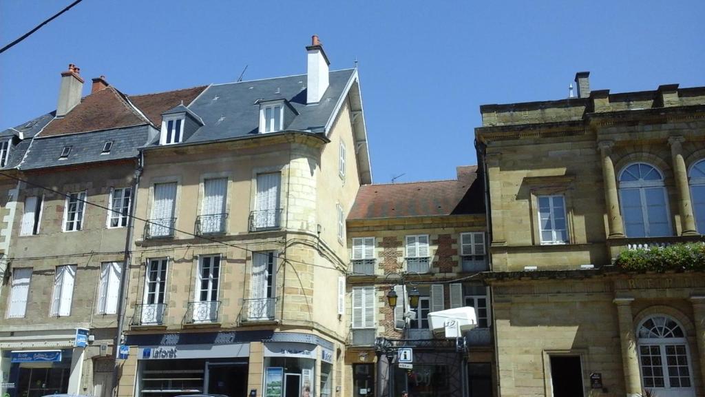 un vieux bâtiment au coin d'une rue dans l'établissement UN AIR MOULINOIS, à Moulins