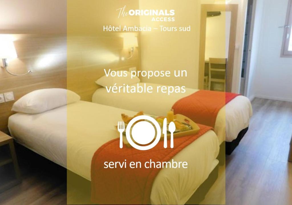 Cartel de una habitación de hotel con cama en The Originals City, Hôtel Ambacia, Tours Sud en Saint-Avertin