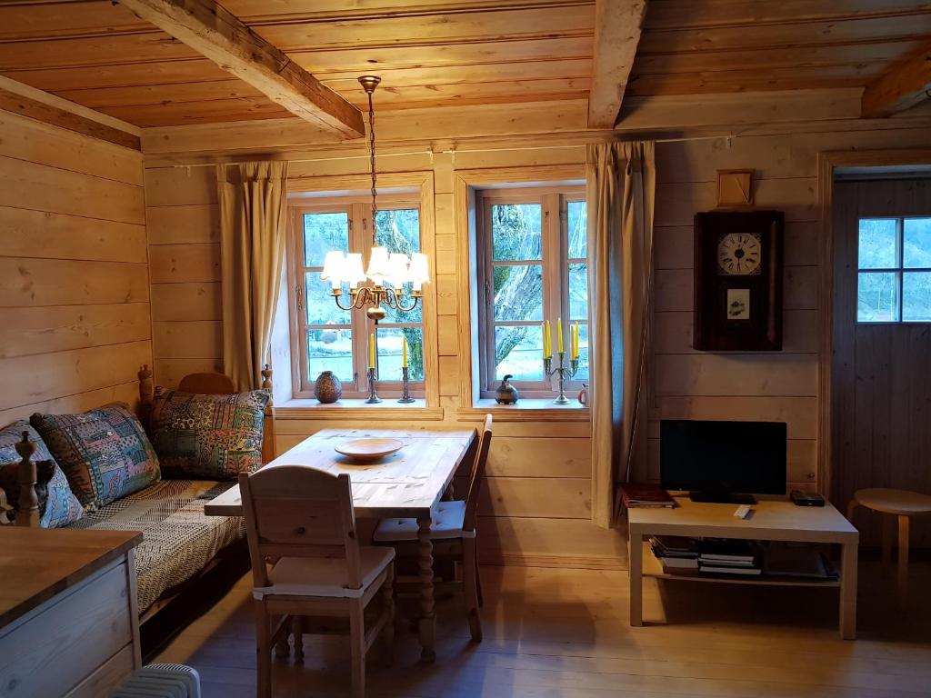 Rongen gard - Family Room With Bathroom