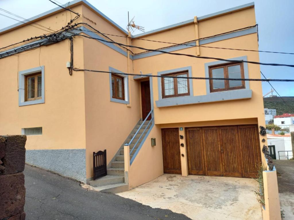 een huis met een poort en een garage bij Casa Tía Blanca in Valverde