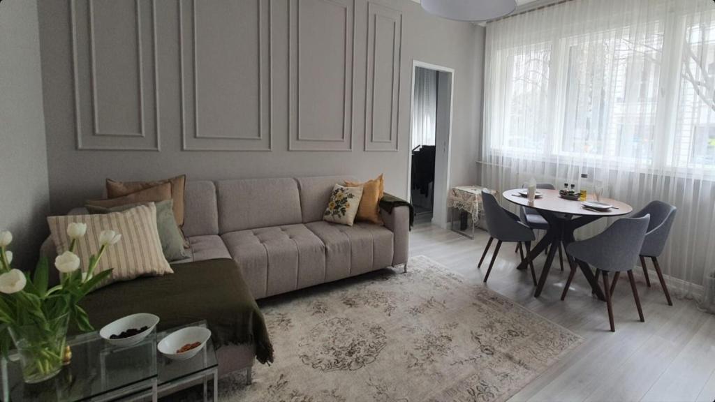 a living room with a couch and a table at Apartment im Zentrum Berlin Kudamm, City West in Berlin