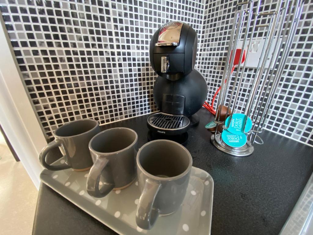Příslušenství pro přípravu čaje a kávy v ubytování Fabulous 2 bed Ground floor apartment Belper