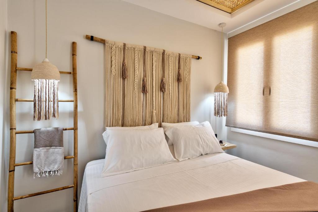Rúm í herbergi á Aeolia Boutique Studios