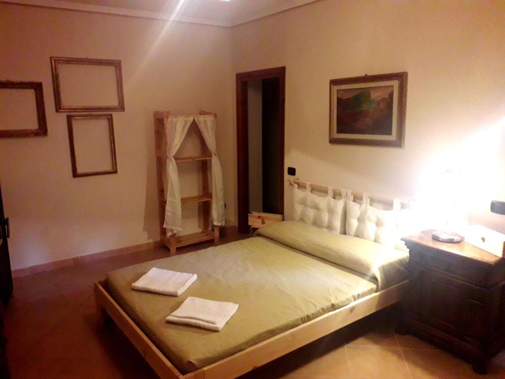 Łóżko lub łóżka w pokoju w obiekcie B&B la casa di fuori porta
