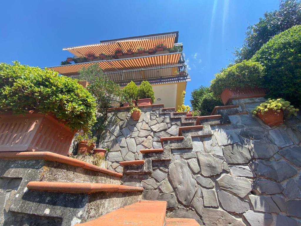 una escalera de piedra con macetas y un edificio en Collimare Rooms & Sailing near 5 Terre, en Vezzano Ligure