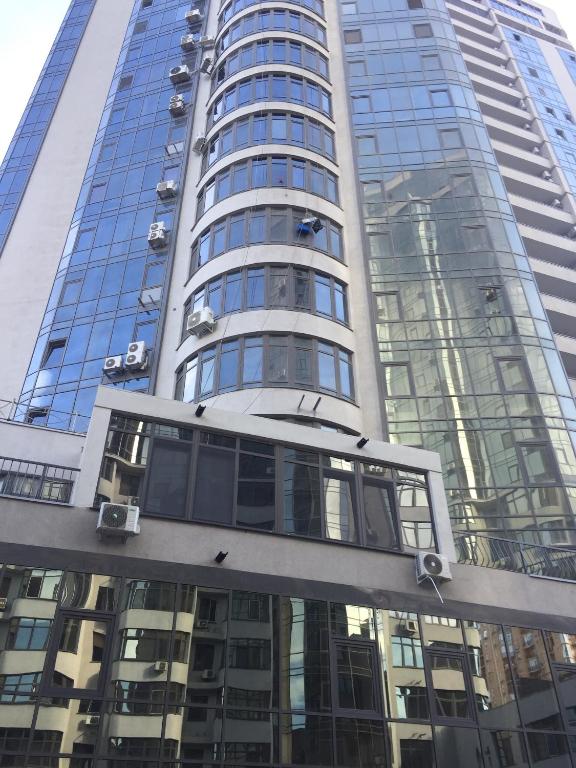 a tall building with windows and a balcony at Апартаменты Аркадия Гагарин Плаза У моря Без комиссии in Odesa