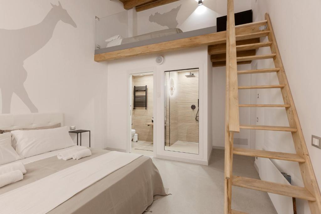 una camera con letto a soppalco e scala a pioli di Sicily Dreams Luxury a Agrigento