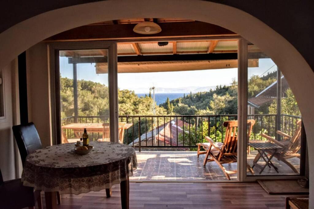 um quarto com uma mesa e uma varanda com vista em Villa Sea View em Kouspádes