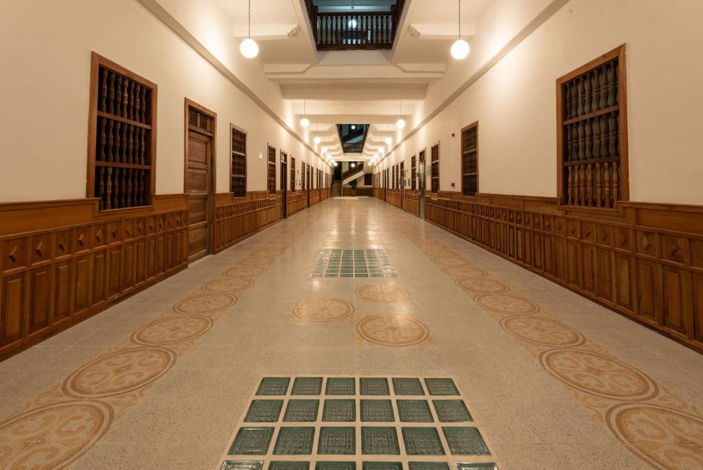 卡塔赫納的住宿－Ganem Suites Cartagena，建筑的空走廊,铺着瓷砖地板