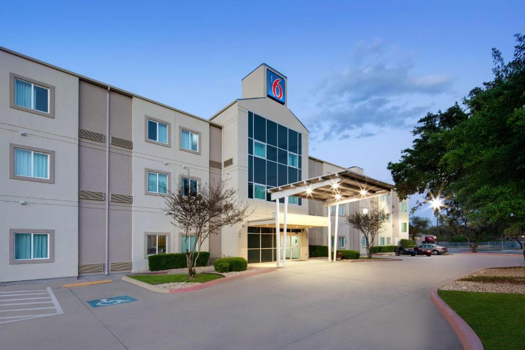 un edificio con una torre de reloj encima en Motel 6-San Antonio, TX - Airport en San Antonio
