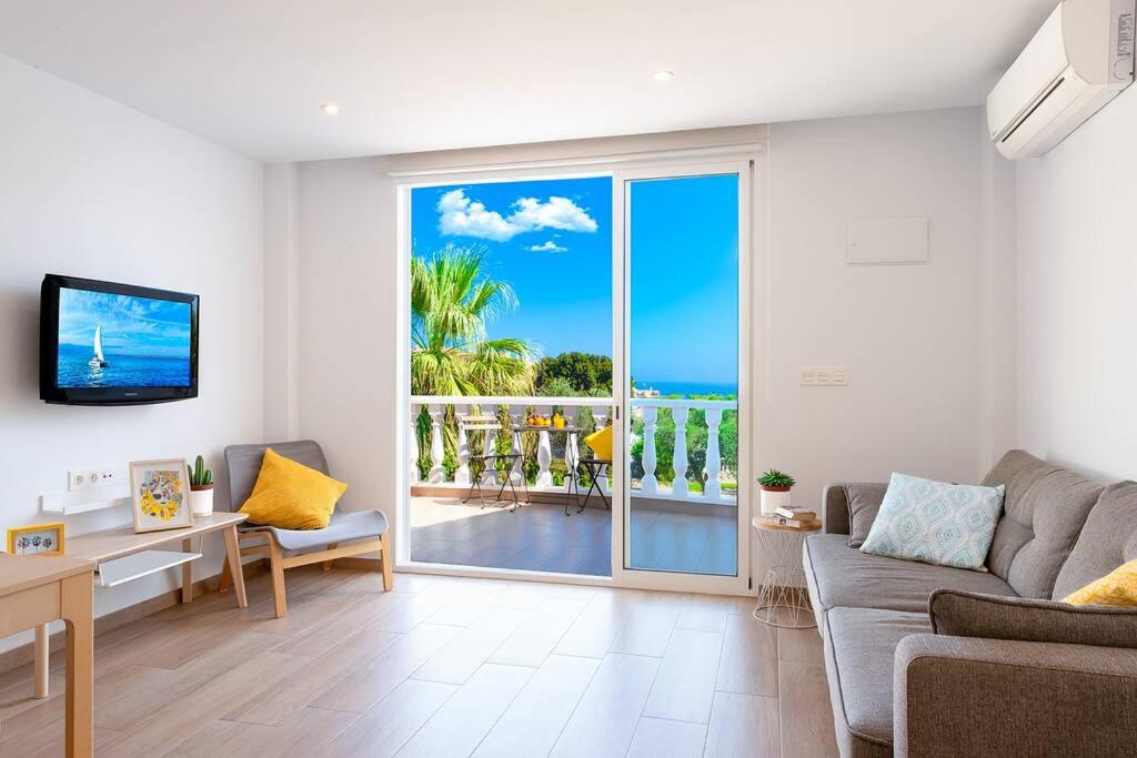salon z kanapą i widokiem na ocean w obiekcie Bungalow Blue Dream 1 - Sea views, terrace and pool w mieście Gran Alacant