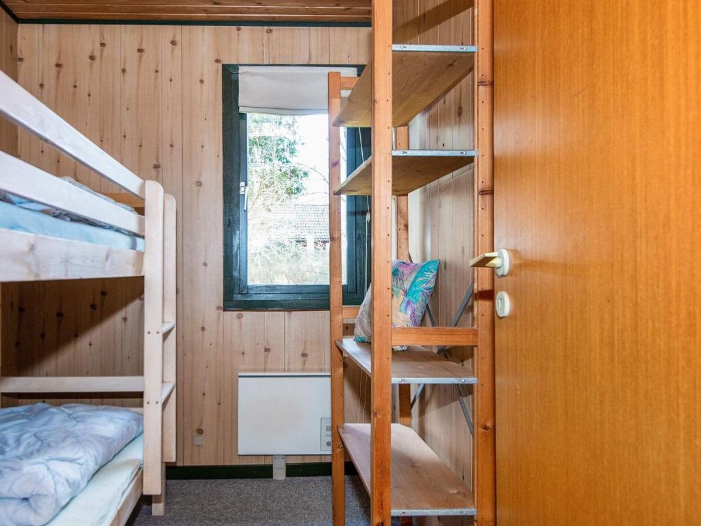 Palanda nebo palandy na pokoji v ubytování Holiday home Toftlund XV