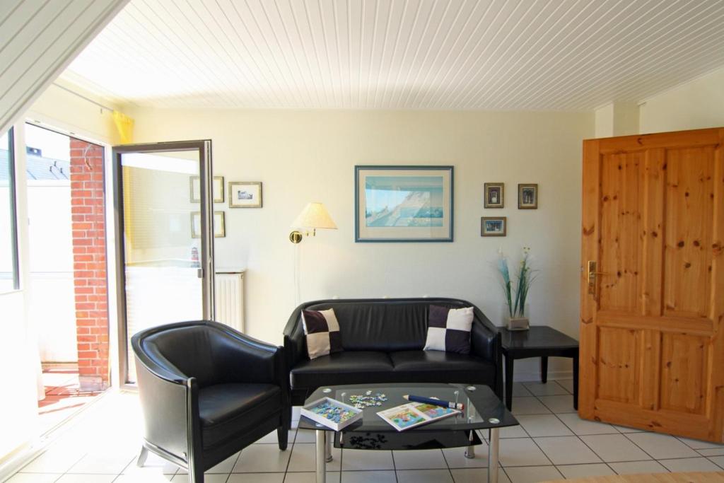 ein Wohnzimmer mit einem Sofa und einem Tisch in der Unterkunft Eva in Westerland