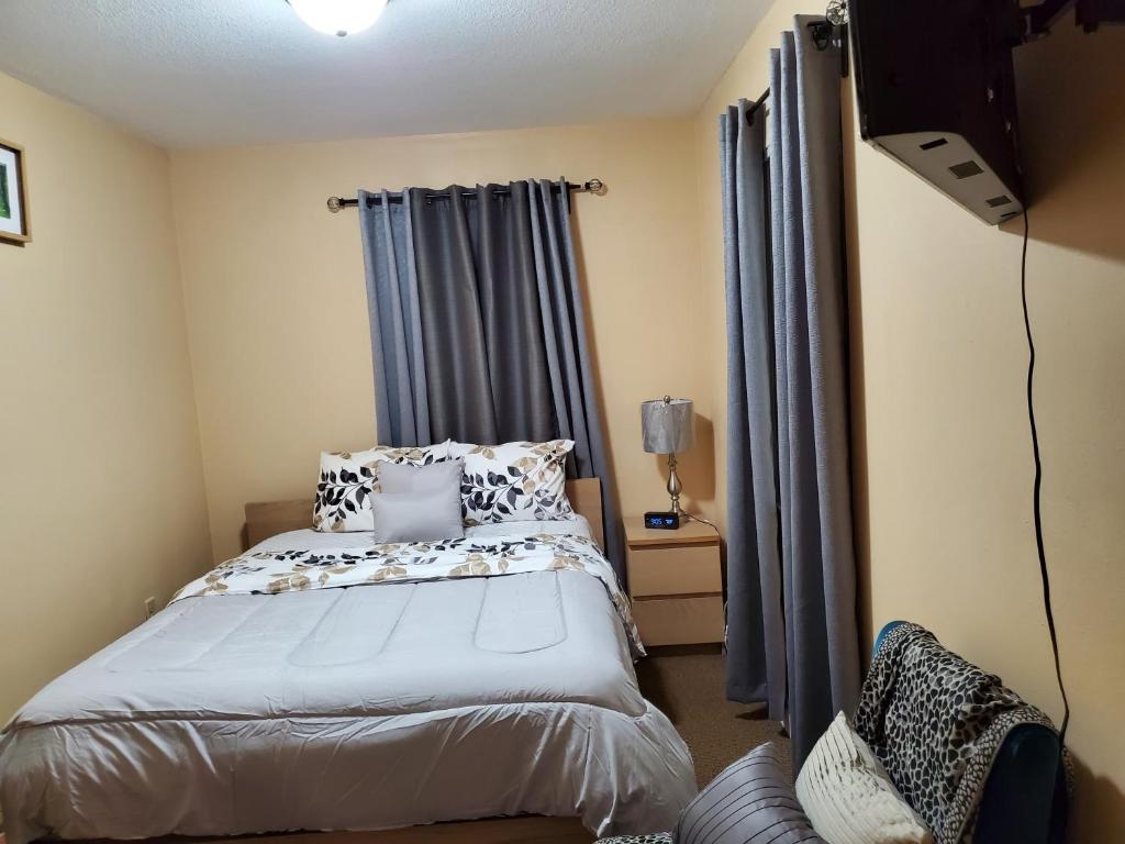 Un dormitorio con una cama con almohadas. en El SHADDAI en Orlando