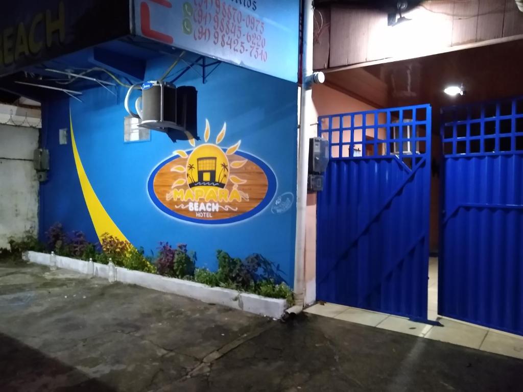 una porta blu con un murale di un treno sopra di Mapará Beach hotel-Baião-Pará a Baião